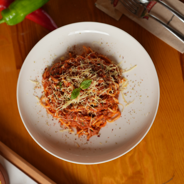 Kıymalı Domates Soslu Çubuk Makarna 