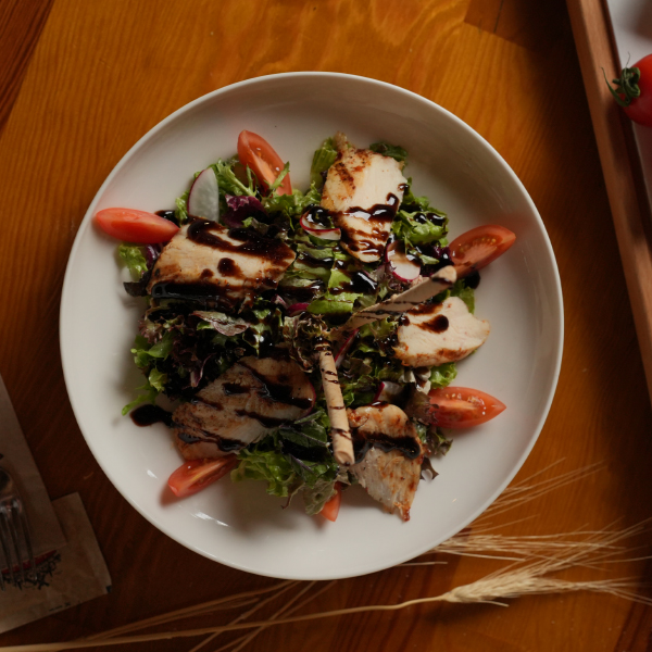 Izgara Tavuklu Salata